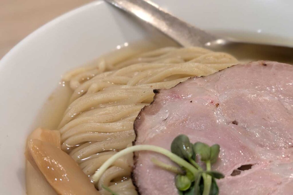 出汁につかった「あつもり」の麺