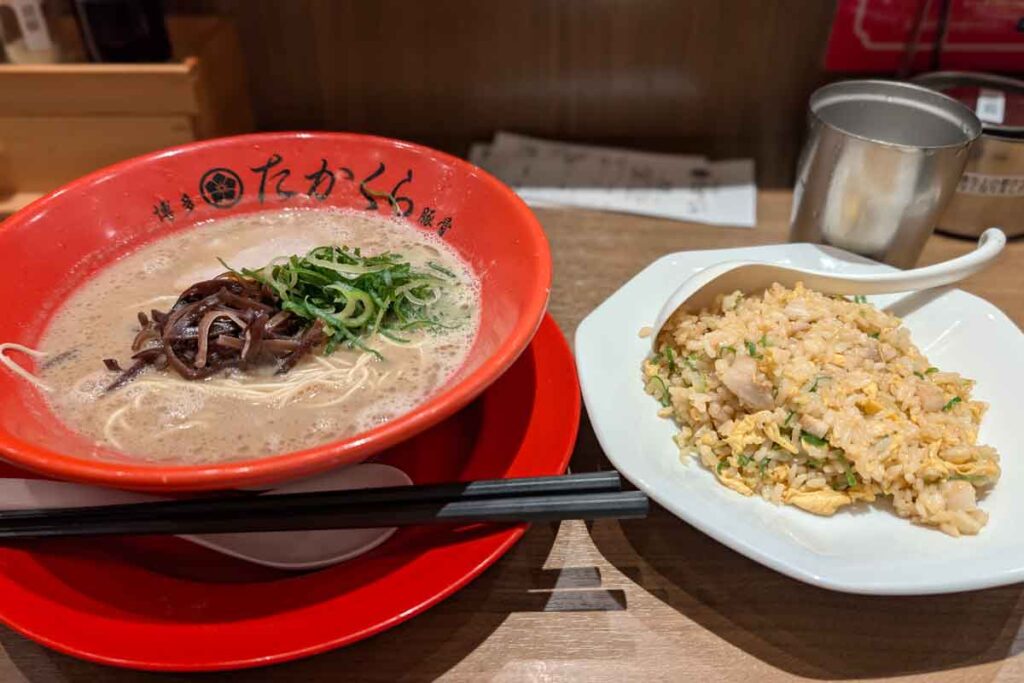 豚骨ラーメンと半ちゃーはんのセット