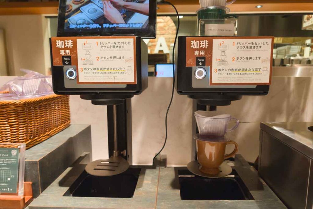 イタリアン リゾート ペルティカ 港北ニュータウン店のドリンクバーのコーヒーコーナー